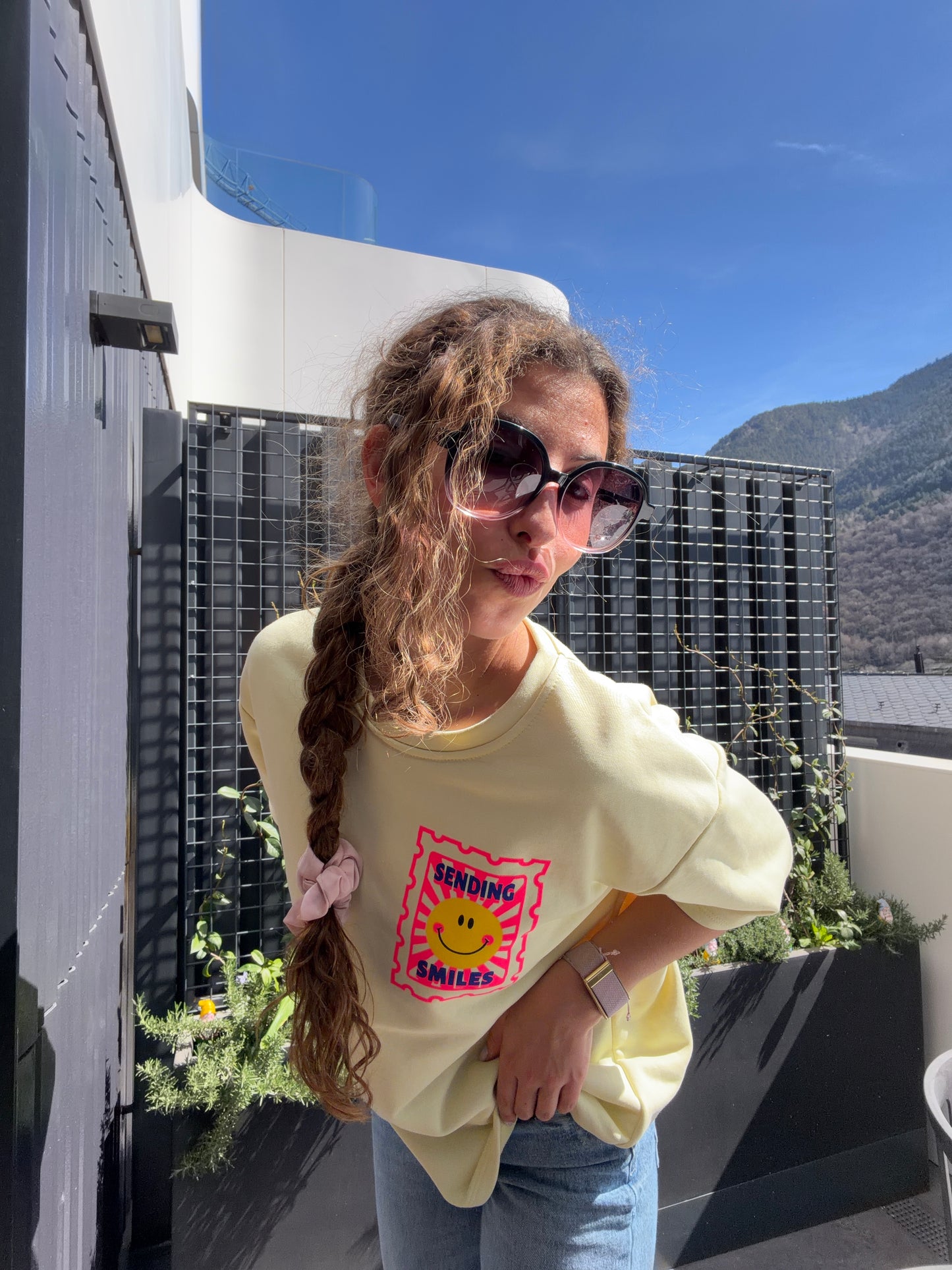 Camiseta Sending Smiles (amarillo)